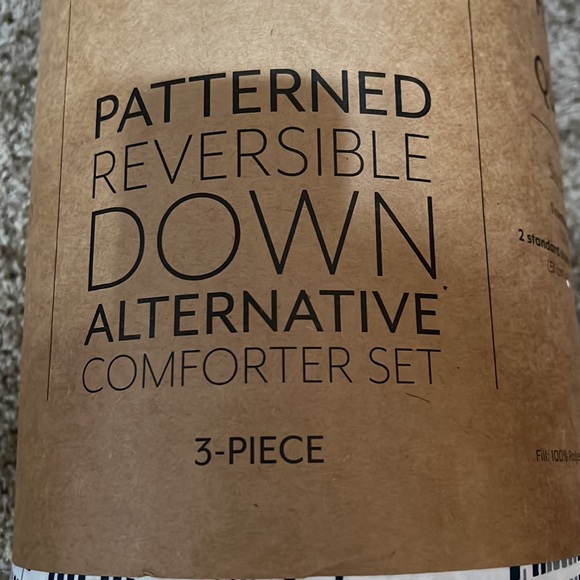 Patterned reversible down alternative comforter set. 3 piece set full/queen. - Picture 2 of 4